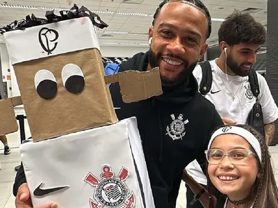 Corinthiana da "mochila maluca" conhece Memphis: "Não passava nada na cabeça"