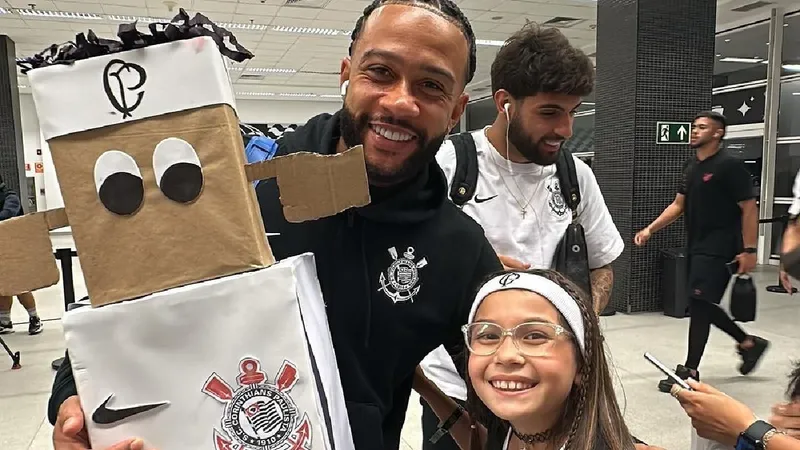 Corinthiana da "mochila maluca" conhece Memphis: "Não passava nada na cabeça"