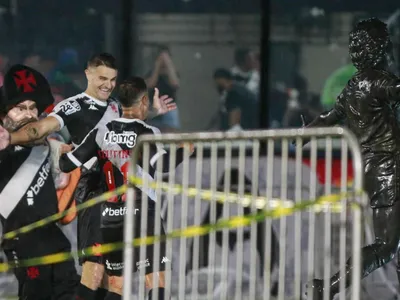 Vegetti chora após eliminação do Vasco e é consolado por Milito