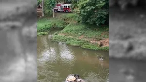 Carro desgovernado atropela pedestre e cai em rio na cidade de Sorocaba