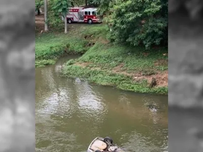 Carro desgovernado atropela pedestre e cai em rio na cidade de Sorocaba