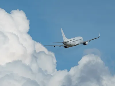 Rastros dos aviões nos céus escondem um perigo para o clima