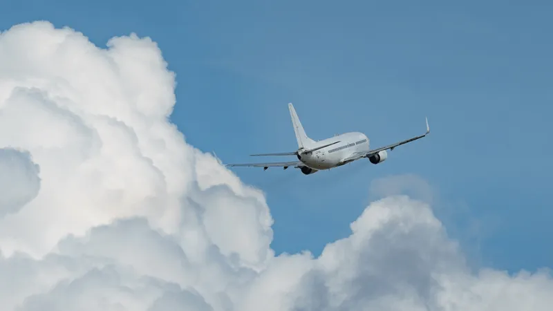 Rastros dos aviões nos céus escondem um perigo para o clima