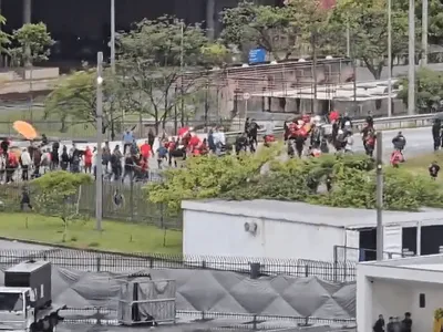 Ônibus com torcedores do Flamengo é apedrejado antes de jogo contra o Corinthians