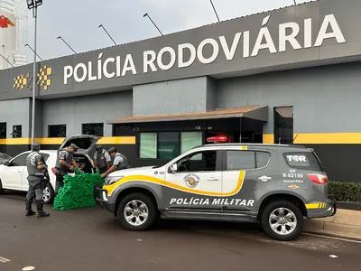 PM prende dois motoristas com quase 600 kg de maconha em rodovia de SP