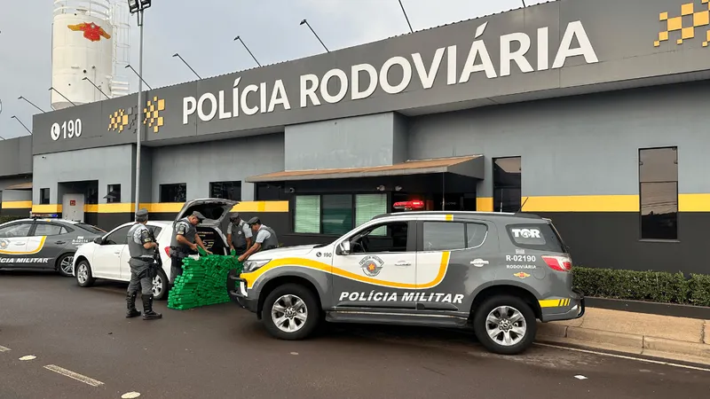 PM prende dois motoristas com quase 600 kg de maconha em rodovia de SP