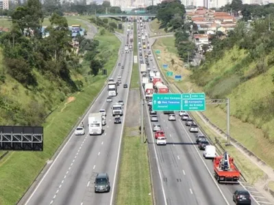 Acidente na Dutra deixa 11 feridos em São José dos Campos