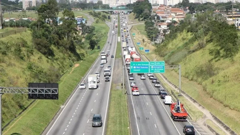 Acidente na Dutra deixa 11 feridos em São José dos Campos