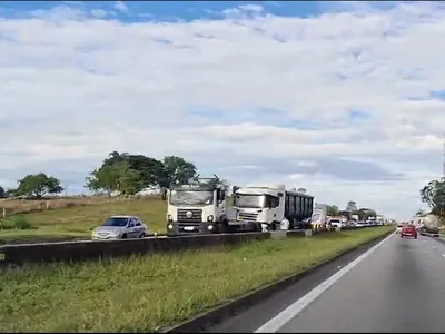 Acidente entre caminhões na Dutra causa congestionamento em São José dos Campos