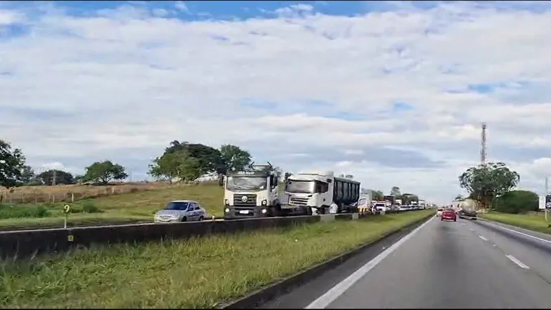 Acidente entre caminhões na Dutra causa congestionamento em São José dos Campos