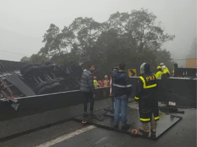 Acidente com van de atletas do Remo deixa 9 mortos no Paraná