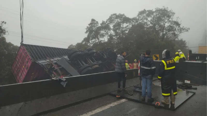 Acidente com van de atletas de clube de remo do RS deixa 9 mortos no Paraná