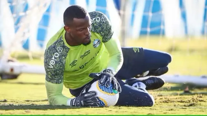 Goleiro do Grêmio pede desculpas por acertar objeto em criança