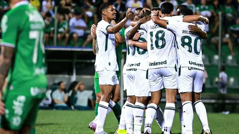 Goiás atropela Chapecoense fora de casa e ainda sonha com acesso; assista aos gols