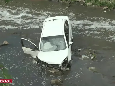 Motorista morre após carro cair no Rio Tamanduateí, na Grande São Paulo