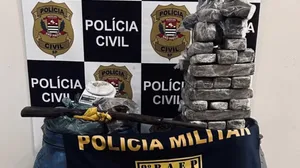 Polícia Civil apreende drogas enterradas dentro de tonéis