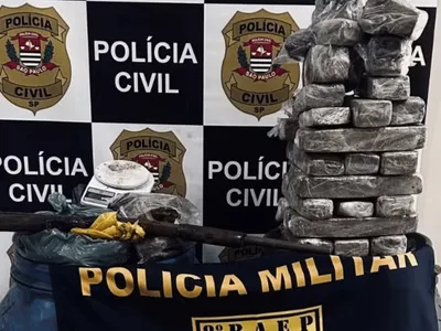 Polícia Civil apreende drogas enterradas dentro de tonéis