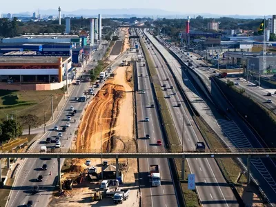 CCR RioSP realiza operação para instalação de passarela na Via Dutra em São José dos Campos