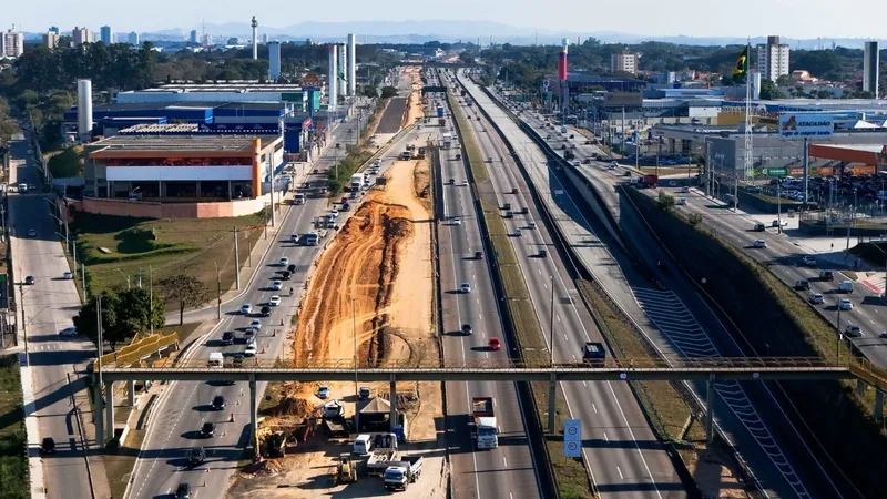 CCR RioSP realiza operação para instalação de passarela na Via Dutra em São José dos Campos