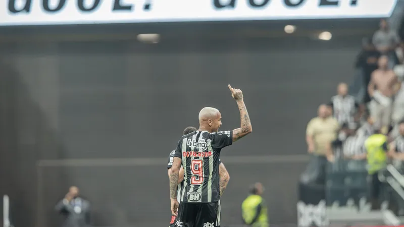 Deyverson se inspira em Ronaldinho e usa a regra do lateral em gol contra o River