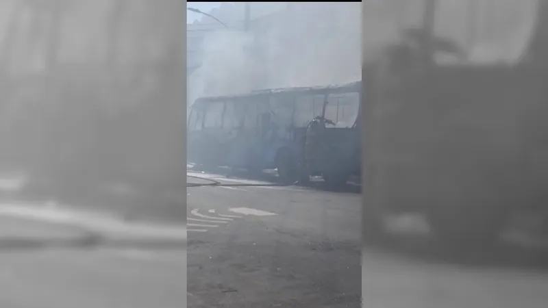 Ninguém ficou ferido no incêndio que atingiu um ônibus em São Cristóvão