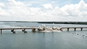 VÍDEO: governo faz a implosão parcial de ponte que cruza o Rio Tietê