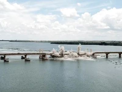 VÍDEO: governo faz a implosão parcial de ponte que cruza o Rio Tietê