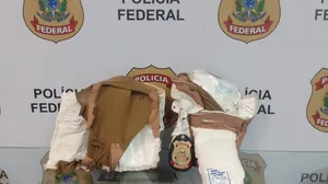 Homem é preso ao tentar embarcar com 3kg de cocaína para Paris, no Aeroporto do Galeão