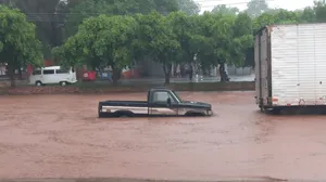 VÍDEO: chuva forte deixa estragos e inundações em cidades do Centro-Oeste