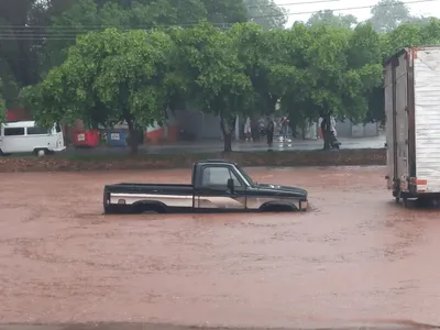 VÍDEO: chuva forte deixa estragos e inundações em cidades do Centro-Oeste