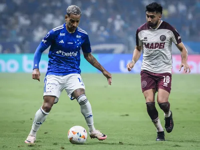 Cruzeiro empata com o Lanús em jogo marcado por vaias e sinalizadores no Mineirão