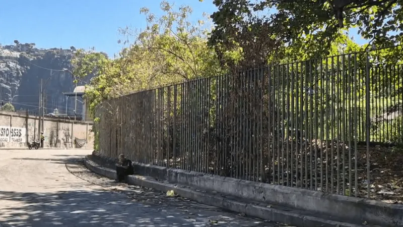 Praça General Pedra, no Centro do Rio, vira refúgio de criminosos por causa do abandono