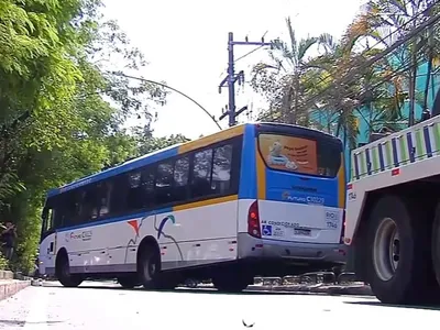 Ao menos 3 ônibus foram sequestrados e utilizados como barricadas na Estrada do Itanhangá