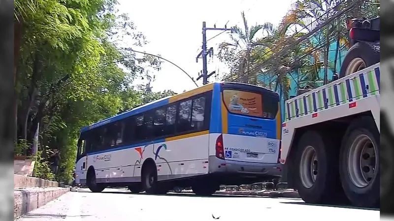 Ao menos 3 ônibus foram sequestrados e utilizados como barricadas na Estrada do Itanhangá