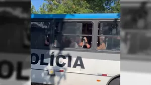 Ônibus com torcedores detidos do Peñarol chega à Cidade da Polícia