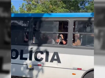 Ônibus com torcedores detidos do Peñarol chega à Cidade da Polícia