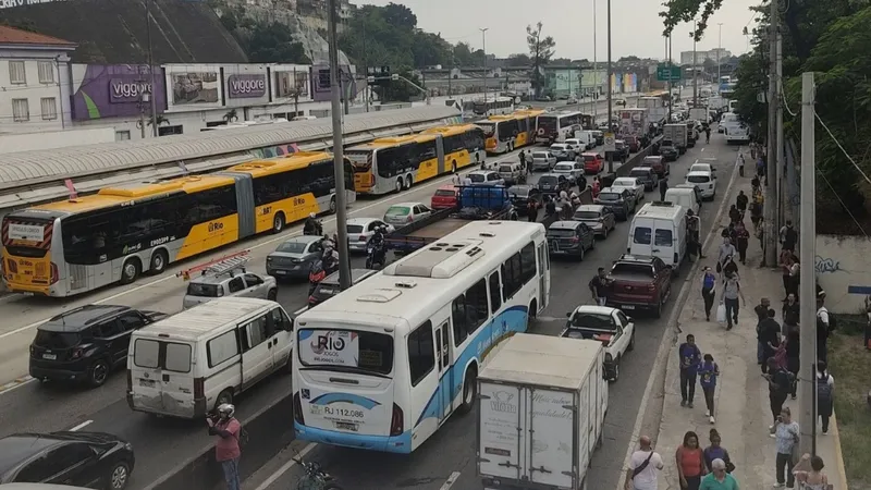 Paes classifica como "vergonha" a violência na Av. Brasil na manhã desta quinta-feira (24)