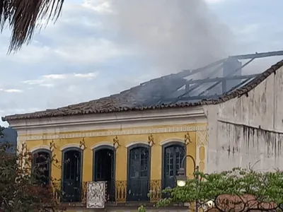 VÍDEO: Casa Brasileira é interditada após pegar fogo em São Sebastião