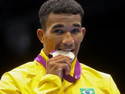 Medalhista olímpico de boxe, Esquiva Falcão se despede de Maguila: "O esporte está de luto"