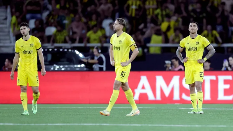 Jogador do Peñarol critica estádio do Botafogo: "Não é um gramado para praticar esse esporte"