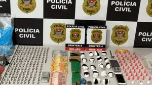 Jovens são detidos com várias porções de cocaína e maconha