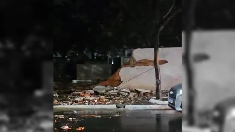 Chuva causa queda de muro de cemitério em Itu