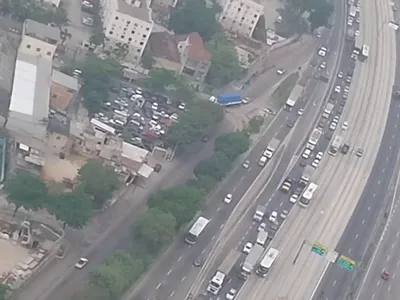 Batalhão Tático de Motociclistas da Polícia Militar é acionado para liberar a Avenida Brasil