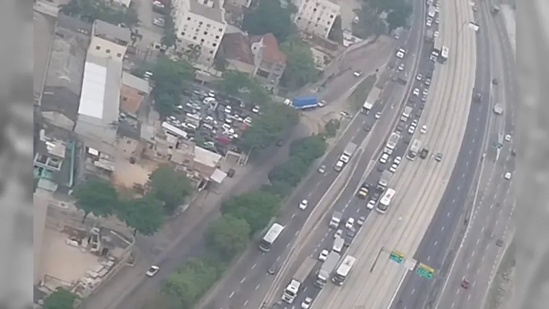 Batalhão Tático de Motociclistas da Polícia Militar é acionado para liberar a Avenida Brasil