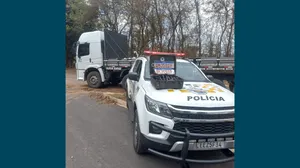 Policiais Militares recuperam caminhão furtado na Ceasa e prendem ladrão