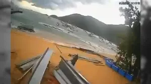 Parte da cobertura do cais do cais do Abraão, em Angra dos Reis é levado por vetania