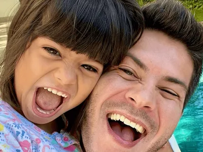 Arthur Aguiar faz festa para a filha com direito a viagem após polêmica com Maíra Cardi