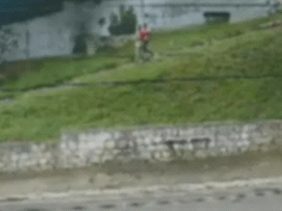 Auxiliar de veterinária é atacada, abusada em escadão e obrigada a fazer pix para criminoso