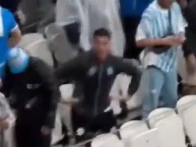 Corinthians tenta identificar torcedor do Racing que cometeu gesto racista na Arena do Timão