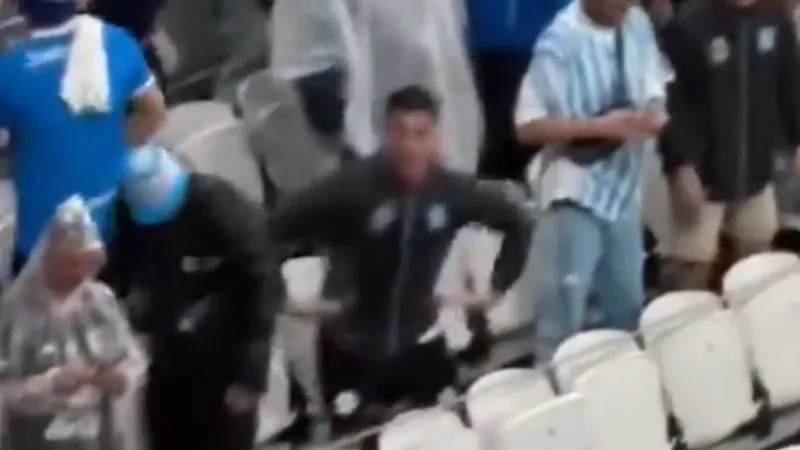 Corinthians tenta identificar torcedor do Racing que cometeu gesto racista na Arena do Timão